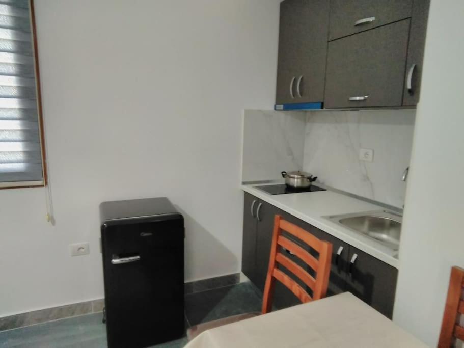 Villa Besnik, Rooms For Rent Vlorë Exterior foto
