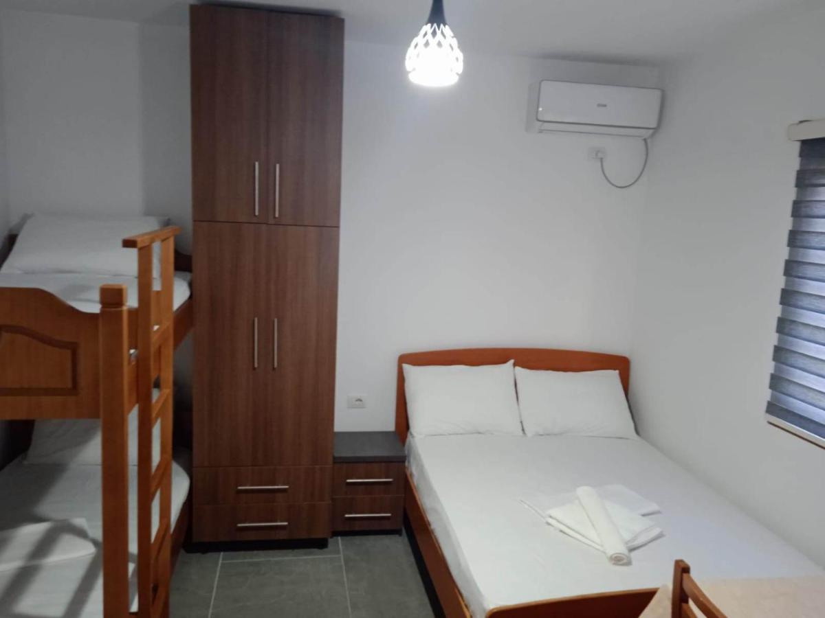 Villa Besnik, Rooms For Rent Vlorë Exterior foto
